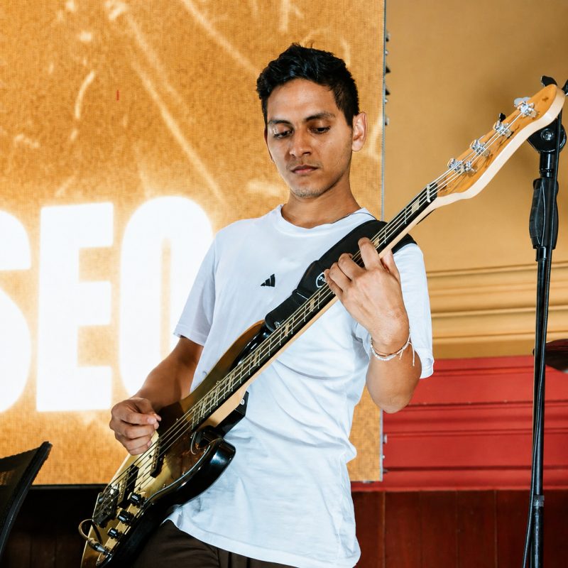 Abrahan Farias tocando bajo en vivo