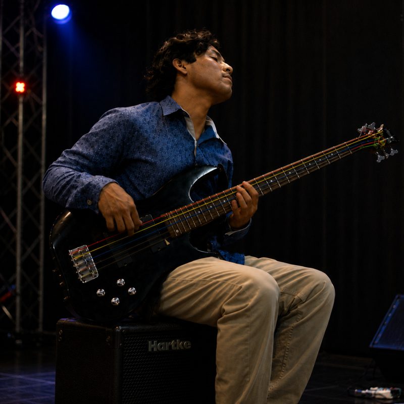 Jair Sullon tocando bajo eléctrico en vivo