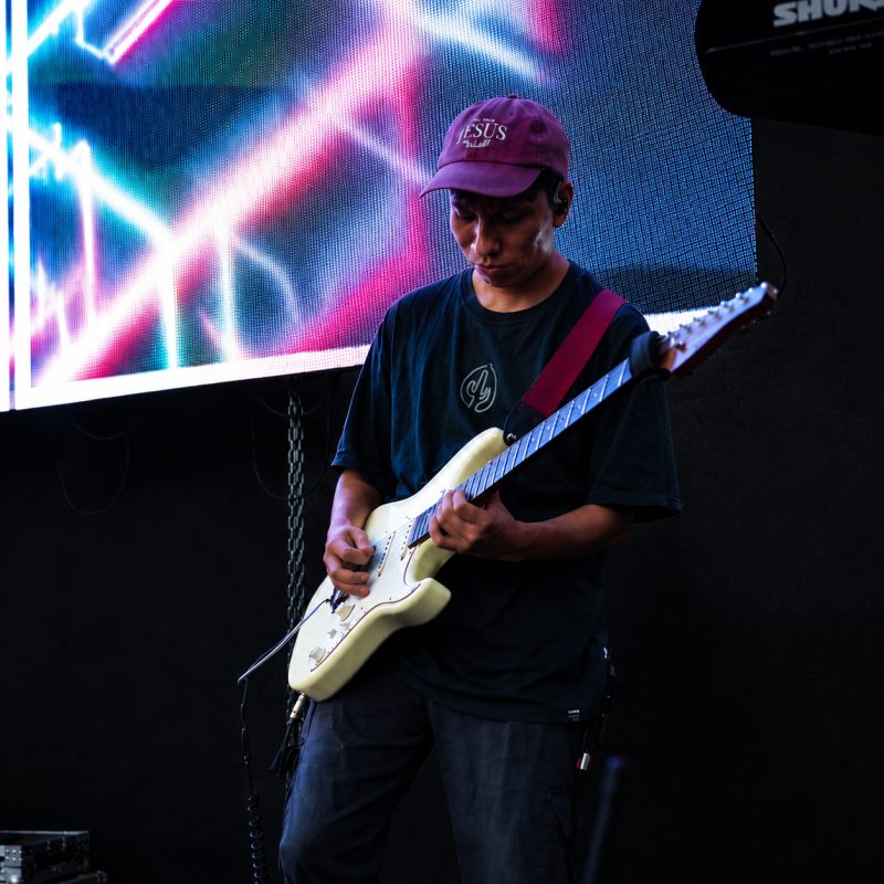 Johan Camacho tocando guitarra eléctrica en vivo